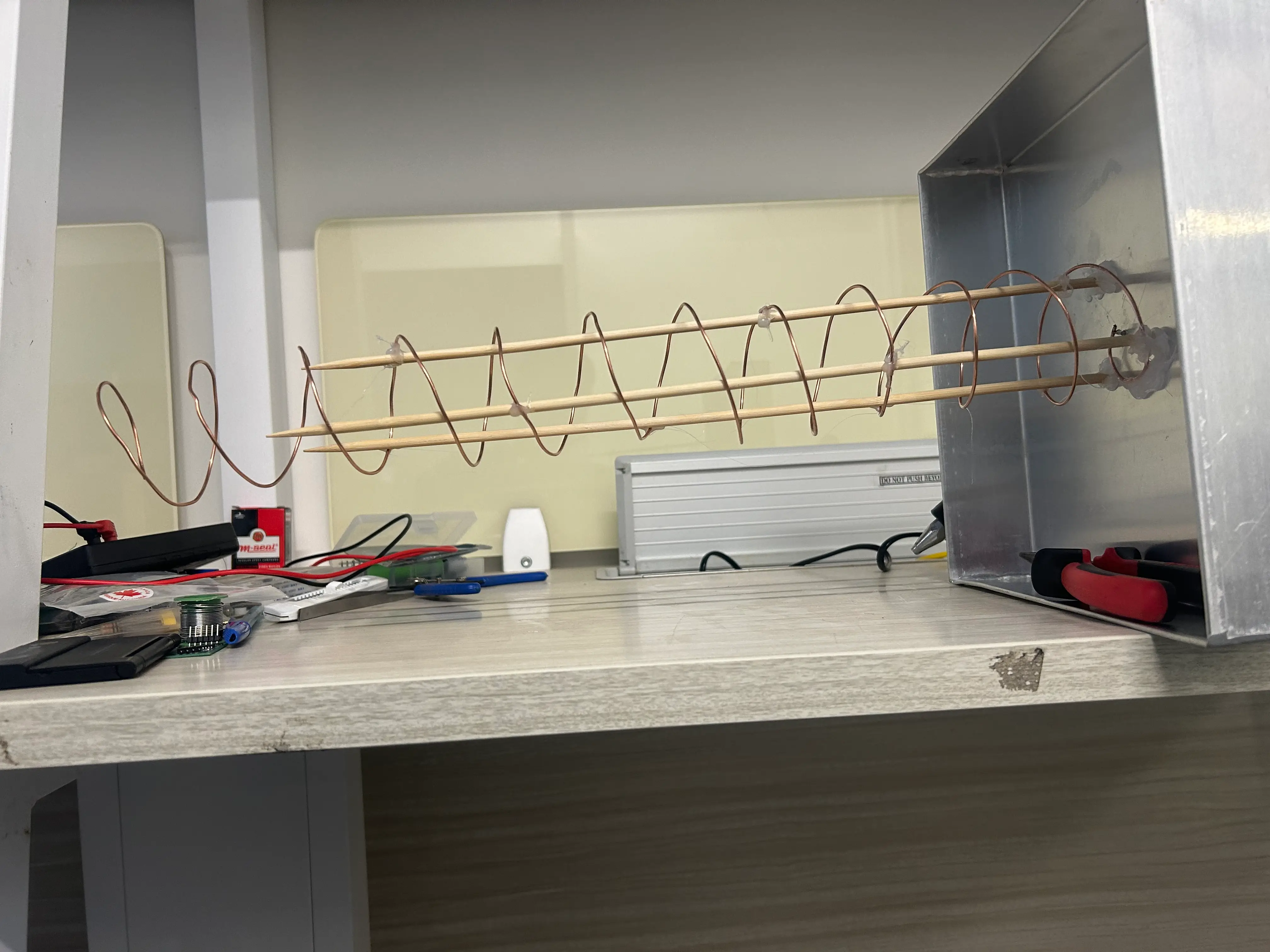 Full sideview of the al reflector plate and the 12 turn helix
